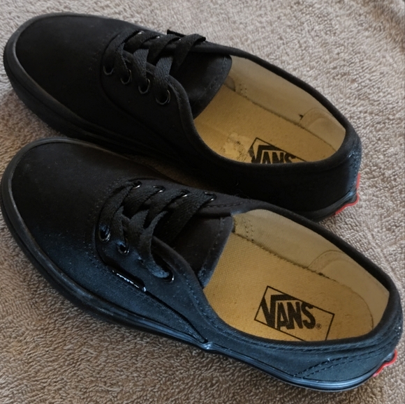 Kids Vans sz 2 Triple Black in Excellent Condition - Picture 3 of 5